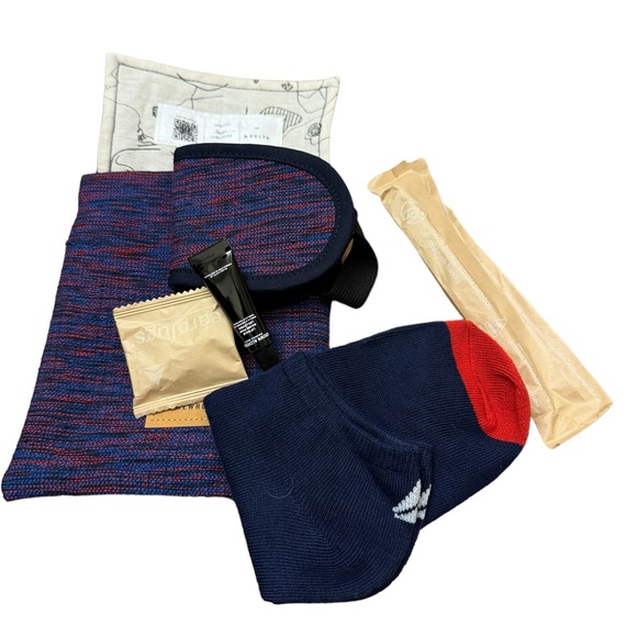 Delta Premium Select Someone Somewhere
Artisan-Made Amenity Kit. NWT - Picture 3 of 7